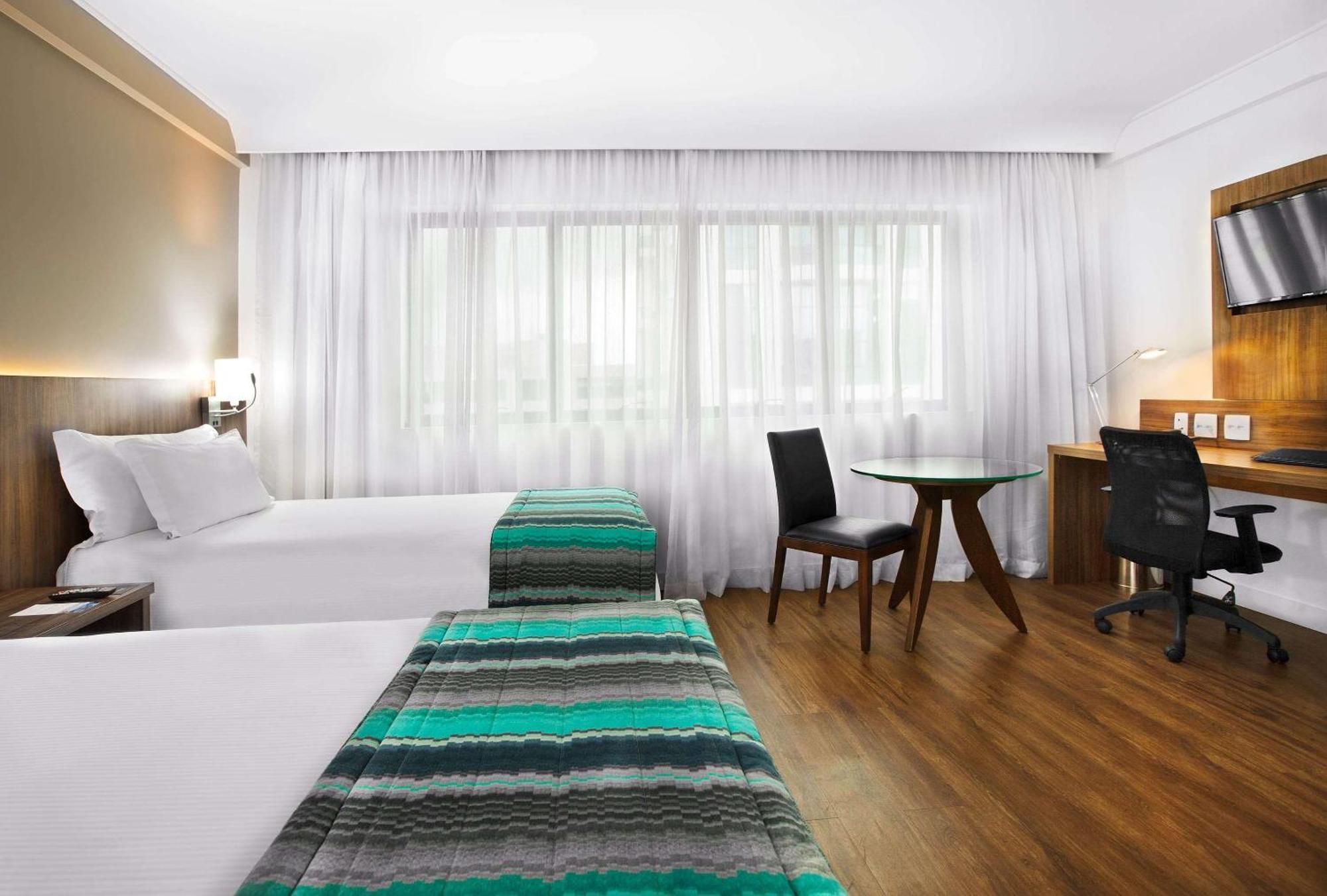 เมเลีย อิบิราปวยรา Hotel เซาเปาโล ภายนอก รูปภาพ